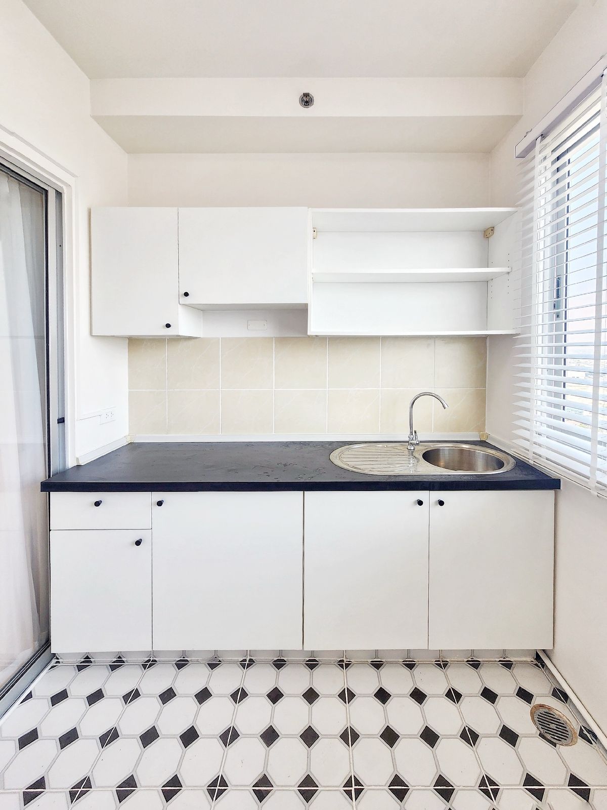 For SaleCondoPattanakan, Srinakarin : Srinakarin Zone Condo Light installments, starting at only 7,000 baht. Beautiful room, high view, middle price. The furniture is arranged in a hurry.