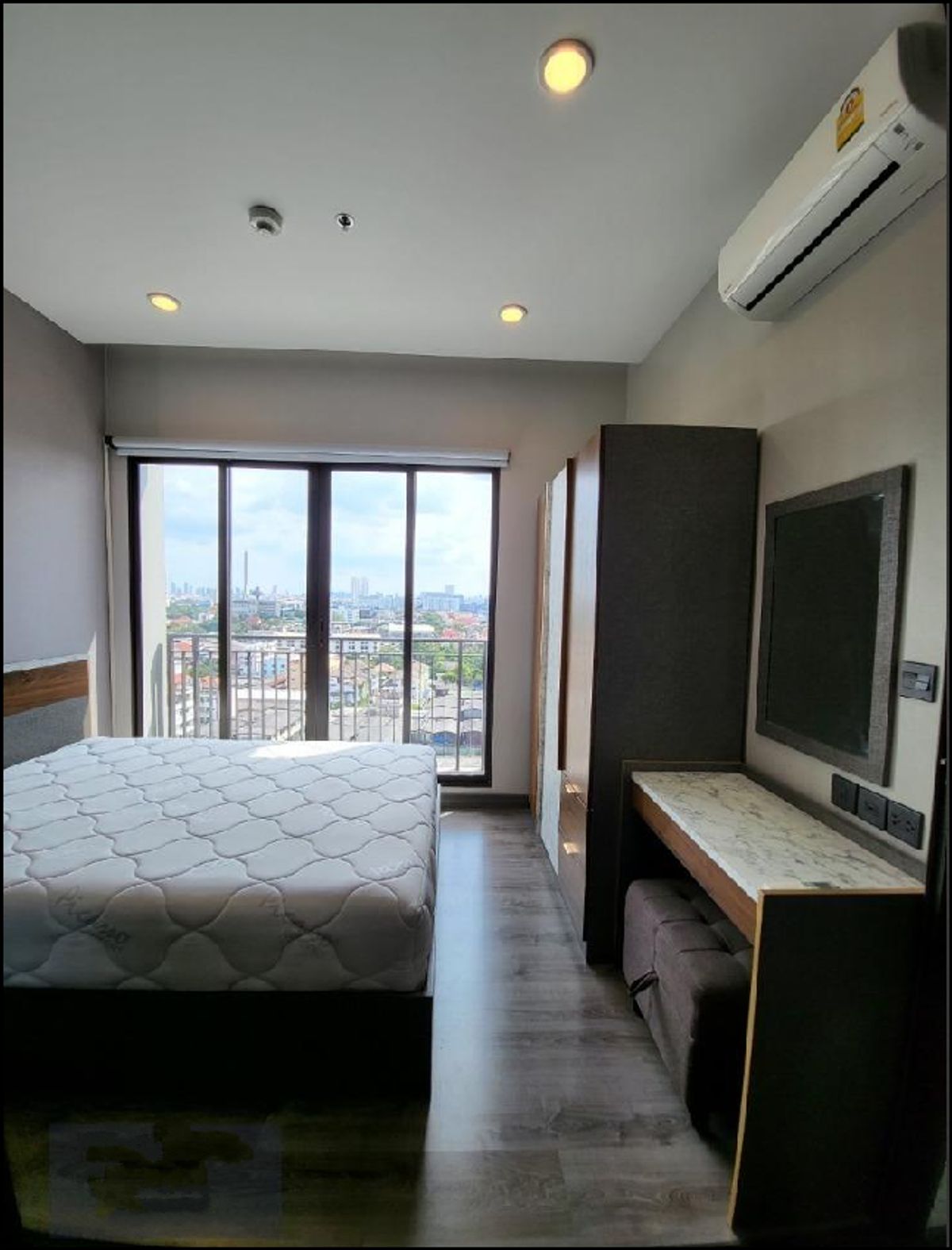 For SaleCondoPinklao, Charansanitwong : Condo for sale, good location, Erbano Ratchawithi project, free furniture and electrical appliances (S4778)