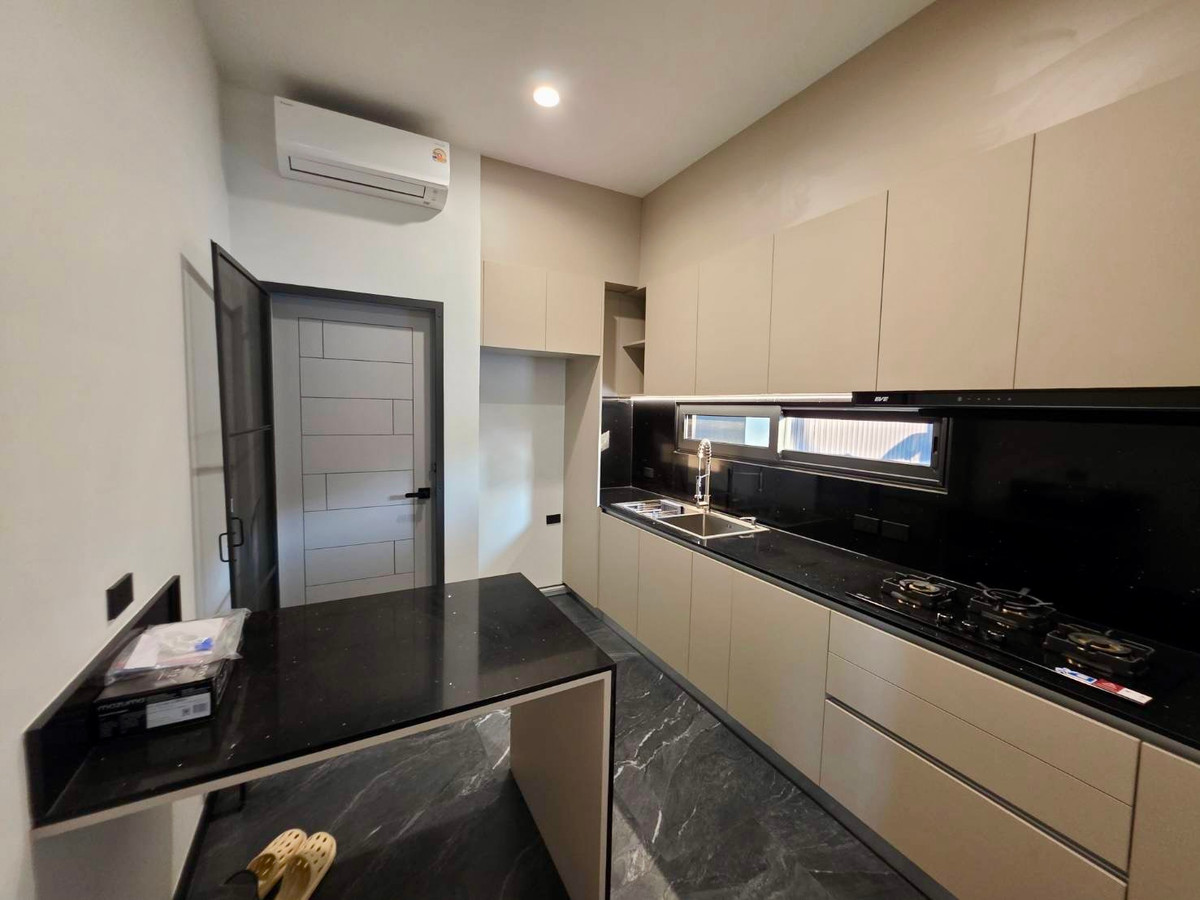 ขายบ้านพัฒนาการ ศรีนครินทร์ : Panya Village Pattanakarn 30: 211 sqwah  6bed 6 bath brandnew 138,000,000 Am: 0656199198