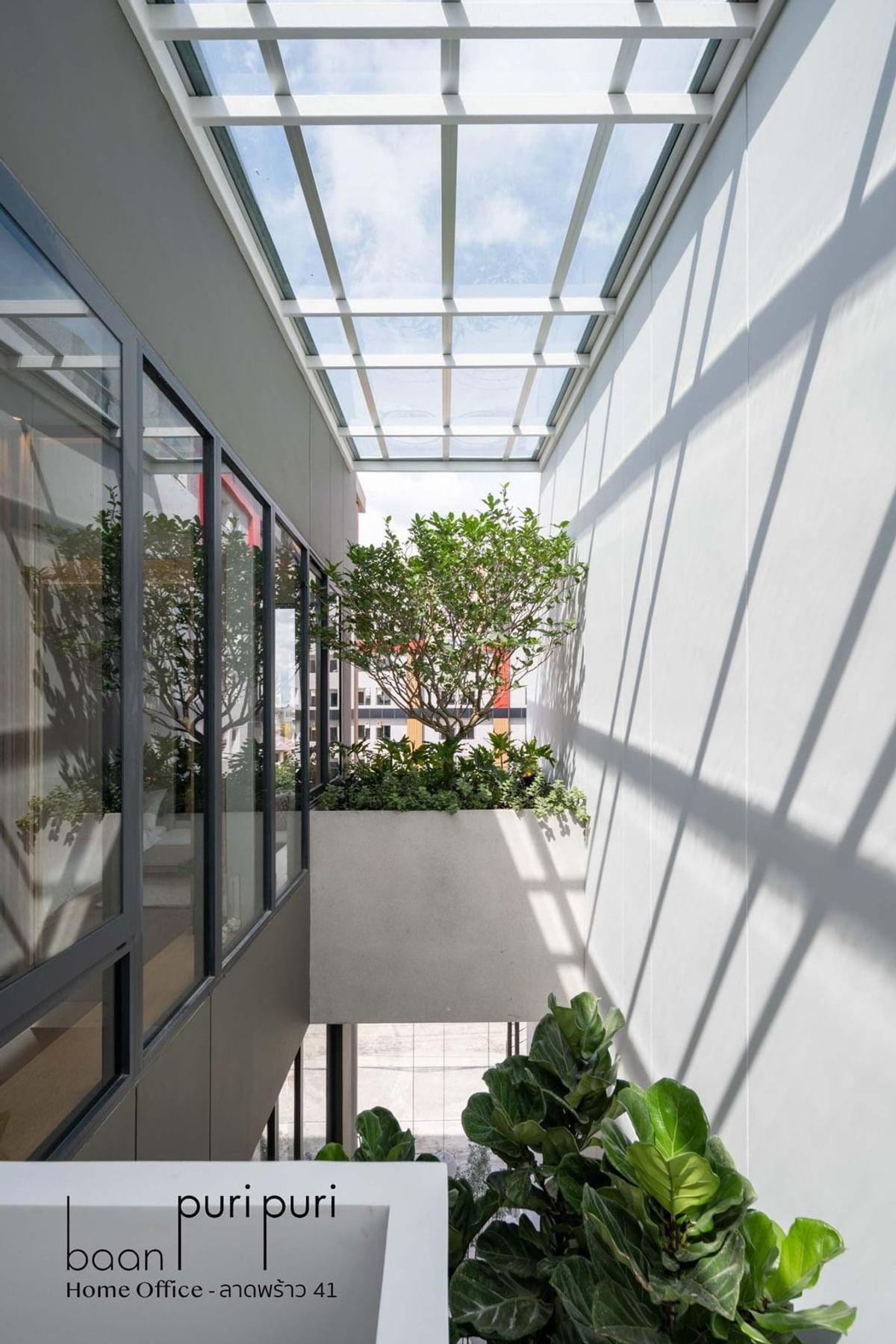 For SaleHome OfficeLadprao, Central Ladprao : Luxurious home office for sale, Baan Phuri Puri Ladprao 41, a 3.5 home office, complete with furniture and electrical appliances. Near the Ratchada intersection and the electric train station. Convenient to travel in and out of the city