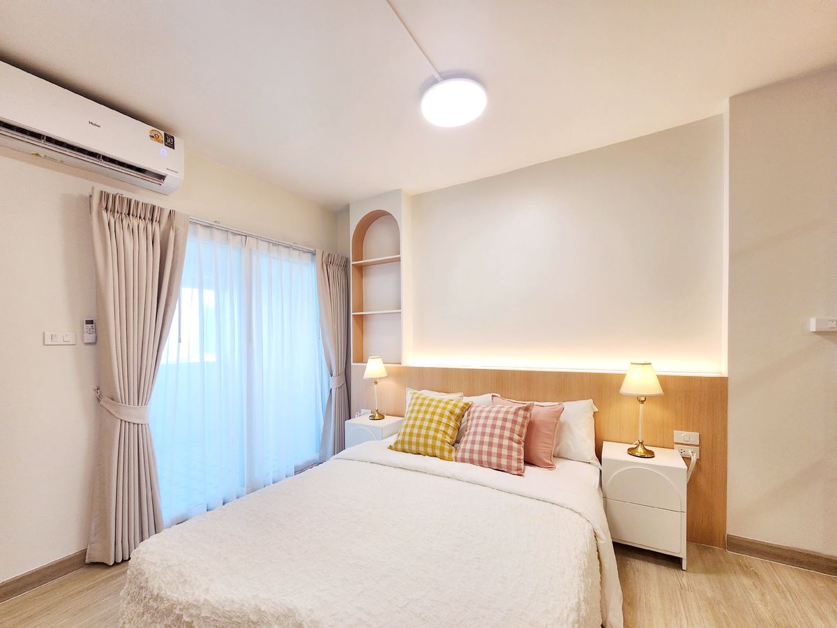 For SaleCondoPattanakan, Srinakarin : Srinakarin Zone Condo Light installments, starting at only 7,000 baht. Beautiful room, high view, middle price. The furniture is arranged in a hurry.