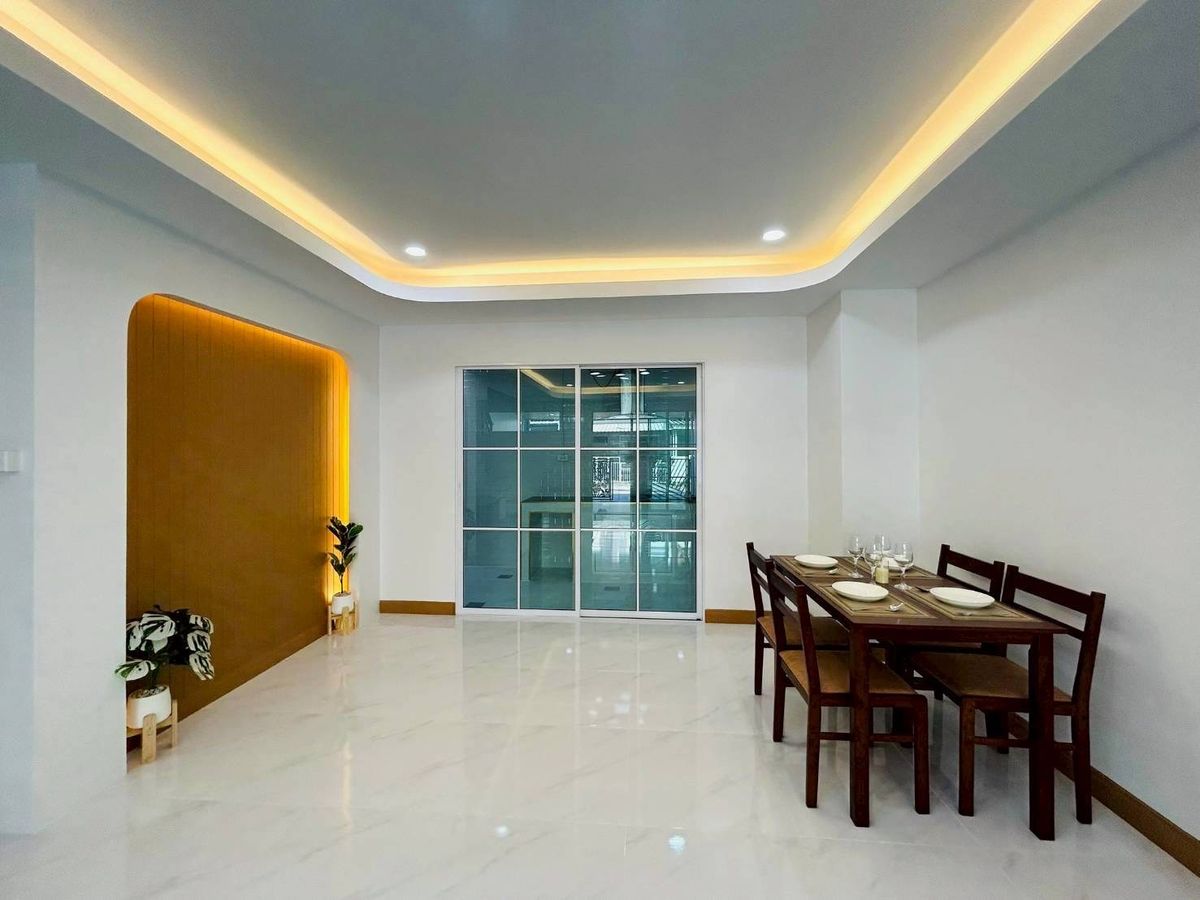 For SaleTownhomePathum Thani,Rangsit, Thammasat : For sale: 2-storey townhouse, The Trust Village, Kanchana Ring Road Townhouse, Lam Luk Ka, size 2, parking space inside the house, size 3 bedrooms and 2 bathrooms, width of the front of the house 6.50 meters, price only 2.19 million