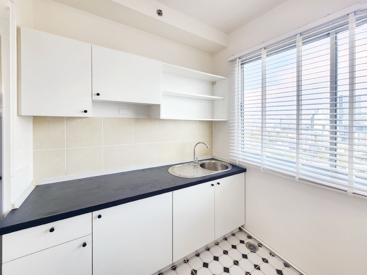 For SaleCondoPattanakan, Srinakarin : Srinakarin Zone Condo Light installments, starting at only 7,000 baht. Beautiful room, high view, middle price. The furniture is arranged in a hurry.