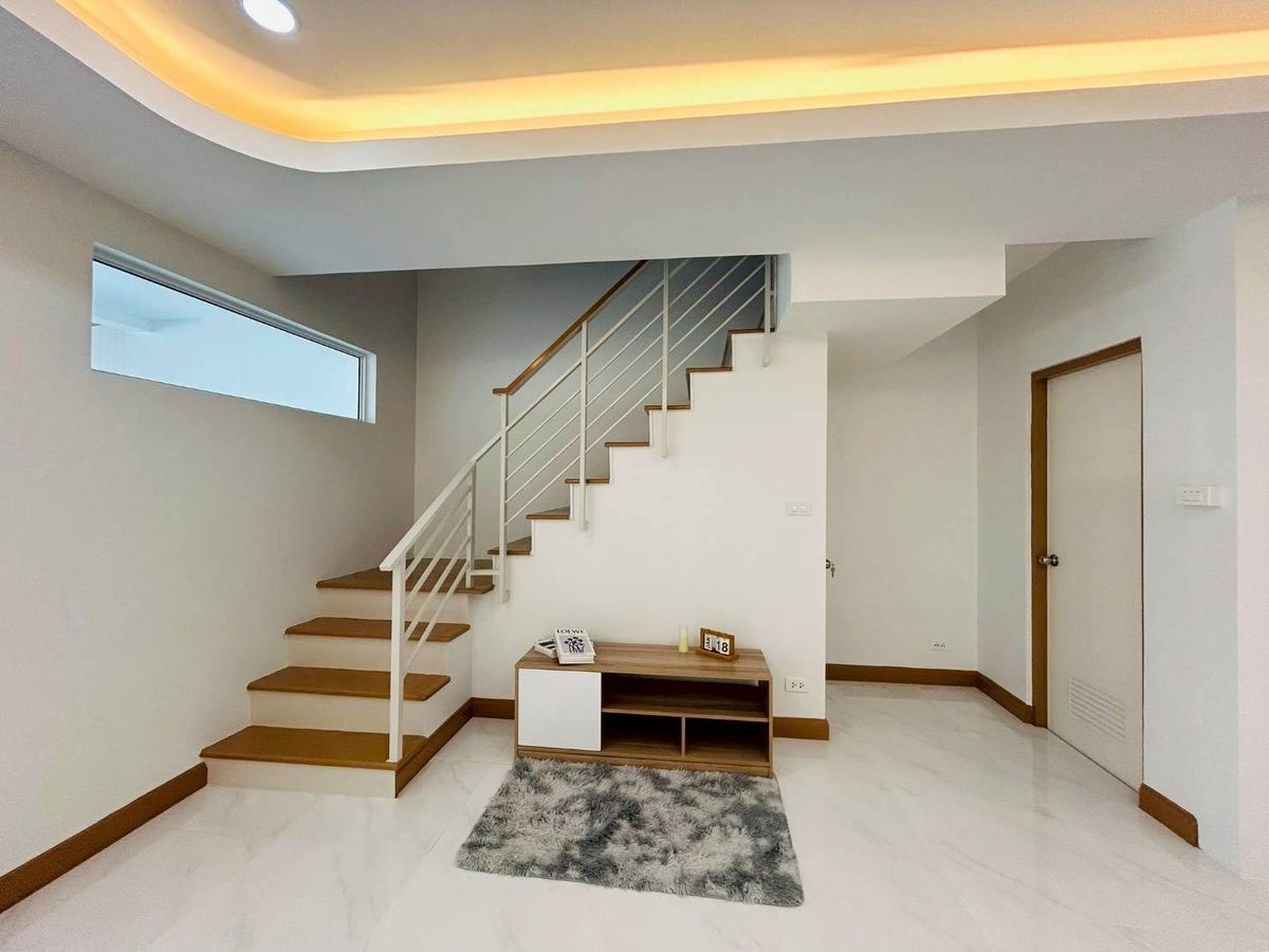 For SaleTownhomePathum Thani,Rangsit, Thammasat : For sale: 2-storey townhouse, The Trust Village, Kanchana Ring Road Townhouse, Lam Luk Ka, size 2, parking space inside the house, size 3 bedrooms and 2 bathrooms, width of the front of the house 6.50 meters, price only 2.19 million