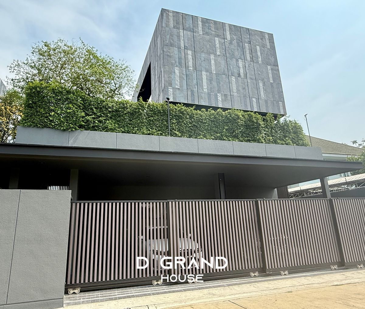 ขายบ้านเลียบทางด่วนรามอินทรา : บ้านหรู 3 ชั้น บนทำเลศักยภาพ ใจกลางนาคนิวาส ใกล้ Central Eastville บ้านใหม่ มือหนึ่ง ที่เจ้าของเป็น สถาปนิก ลงมือออกแบบเอง 