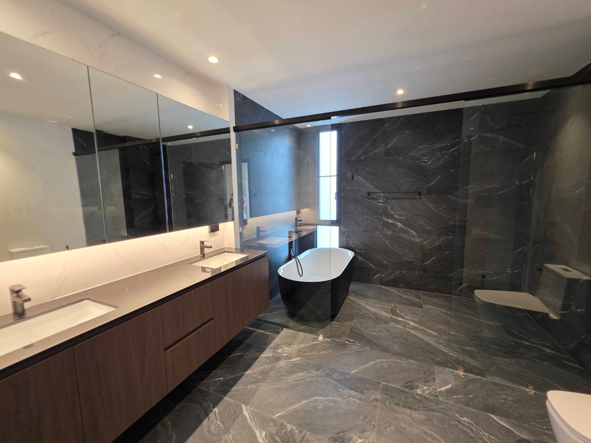 ขายบ้านพัฒนาการ ศรีนครินทร์ : Panya Village Pattanakarn 30: 211 sqwah  6bed 6 bath brandnew 138,000,000 Am: 0656199198