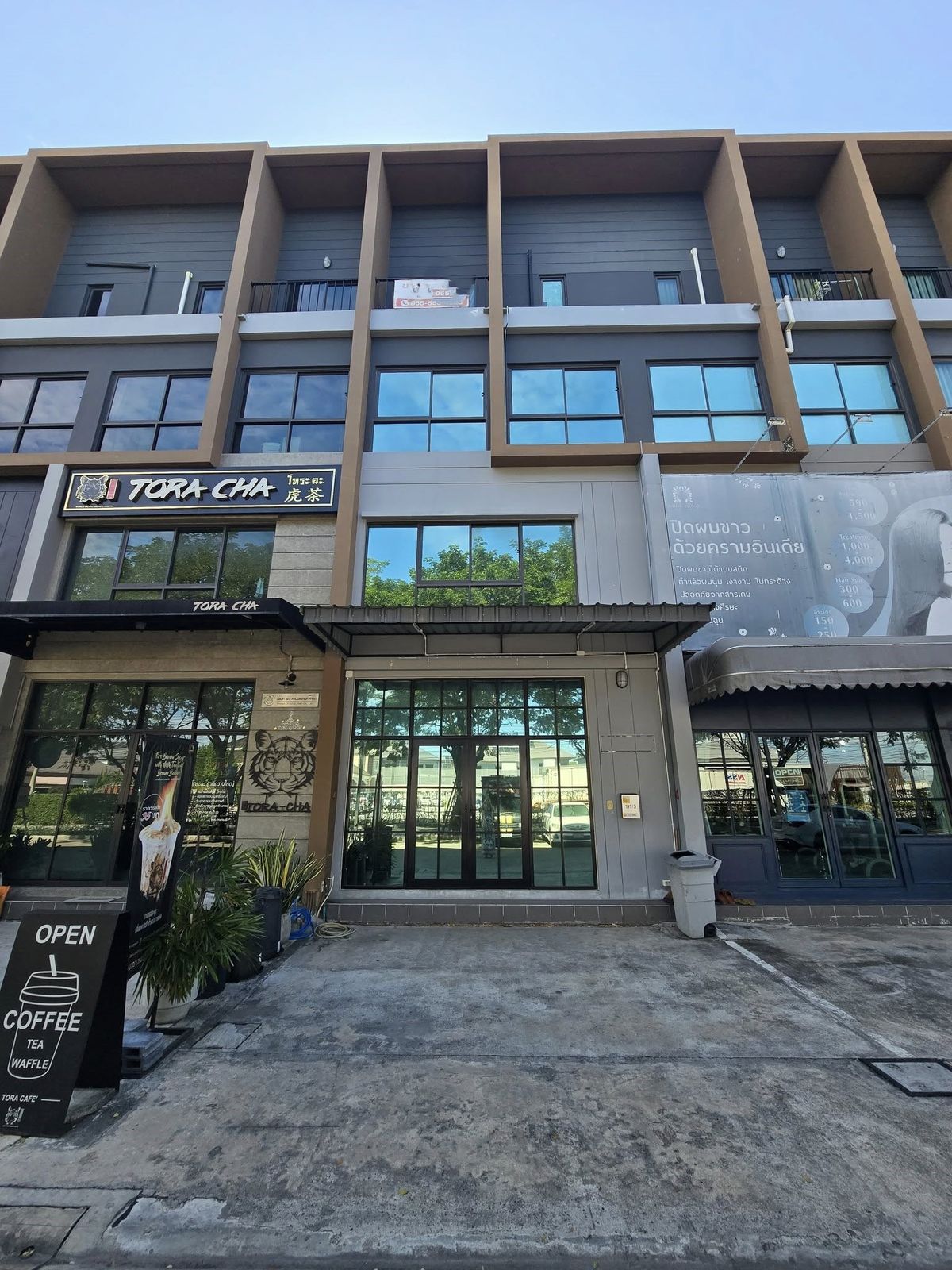 For RentHome OfficeLadkrabang, Suwannaphum Airport : 4-storey Home Code, The Edition Business District, Bang Na-Ring Road, Kanchanaphisek Road, Dok Mai Subdistrict, Prawet District, Bangkok