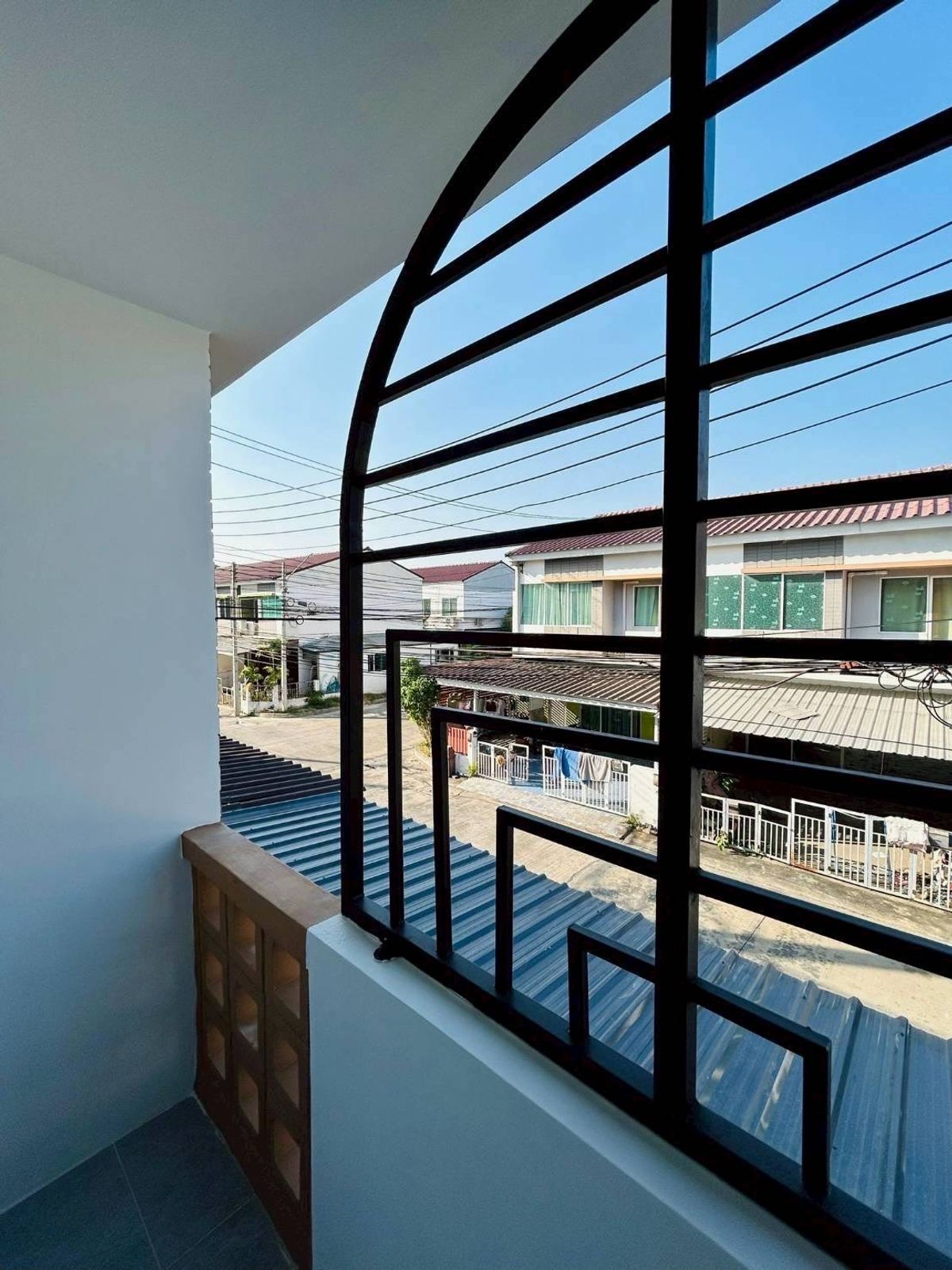 For SaleTownhomePathum Thani,Rangsit, Thammasat : For sale: 2-storey townhouse, The Trust Village, Kanchana Ring Road Townhouse, Lam Luk Ka, size 2, parking space inside the house, size 3 bedrooms and 2 bathrooms, width of the front of the house 6.50 meters, price only 2.19 million