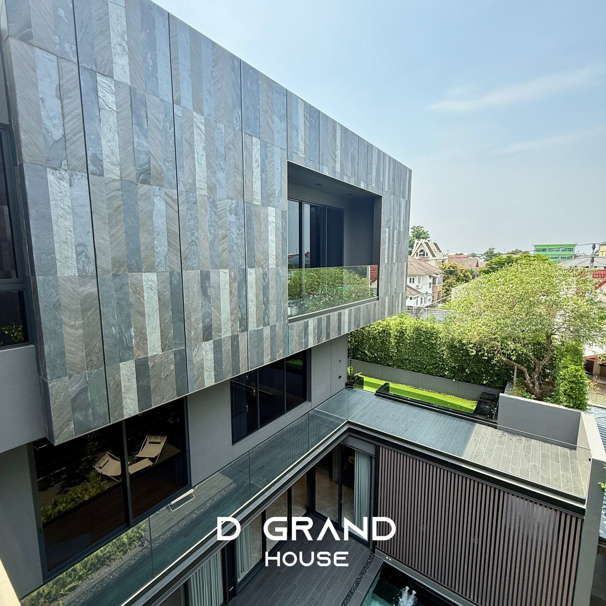 ขายบ้านเลียบทางด่วนรามอินทรา : บ้านหรู 3 ชั้น บนทำเลศักยภาพ ใจกลางนาคนิวาส ใกล้ Central Eastville บ้านใหม่ มือหนึ่ง ที่เจ้าของเป็น สถาปนิก ลงมือออกแบบเอง 