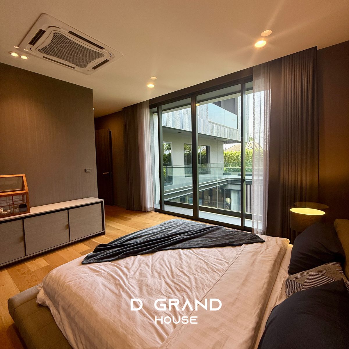 ขายบ้านเลียบทางด่วนรามอินทรา : บ้านหรู 3 ชั้น บนทำเลศักยภาพ ใจกลางนาคนิวาส ใกล้ Central Eastville บ้านใหม่ มือหนึ่ง ที่เจ้าของเป็น สถาปนิก ลงมือออกแบบเอง 