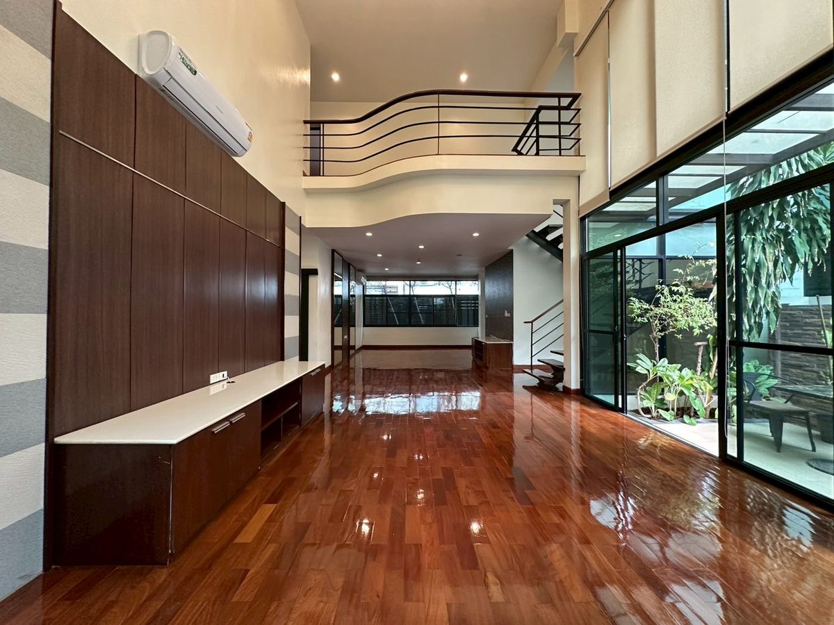 For RentTownhomeSukhumvit, Asoke, Thonglor : 🏡 Luxury House for Rent in Sukhumvit – 3 Bedrooms + Maid’s Room, Private Pool & Gym, Prime Location, Ready to Move In