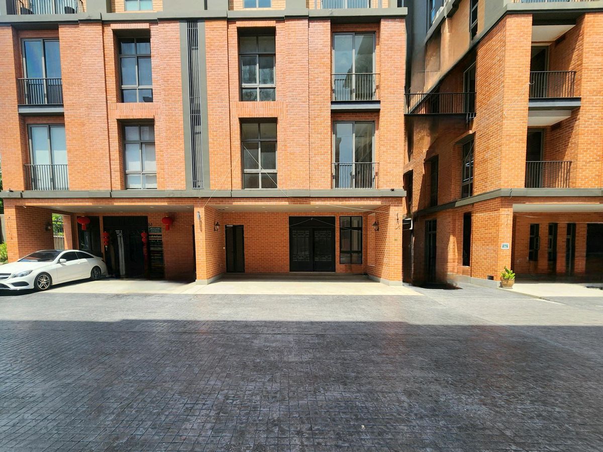 Home OfficeOnnut, Udomsuk : A spacious 6-Storey Home Office Residence near BTS Punnavithi, 480sqm parking for 5 cars, price negotiable