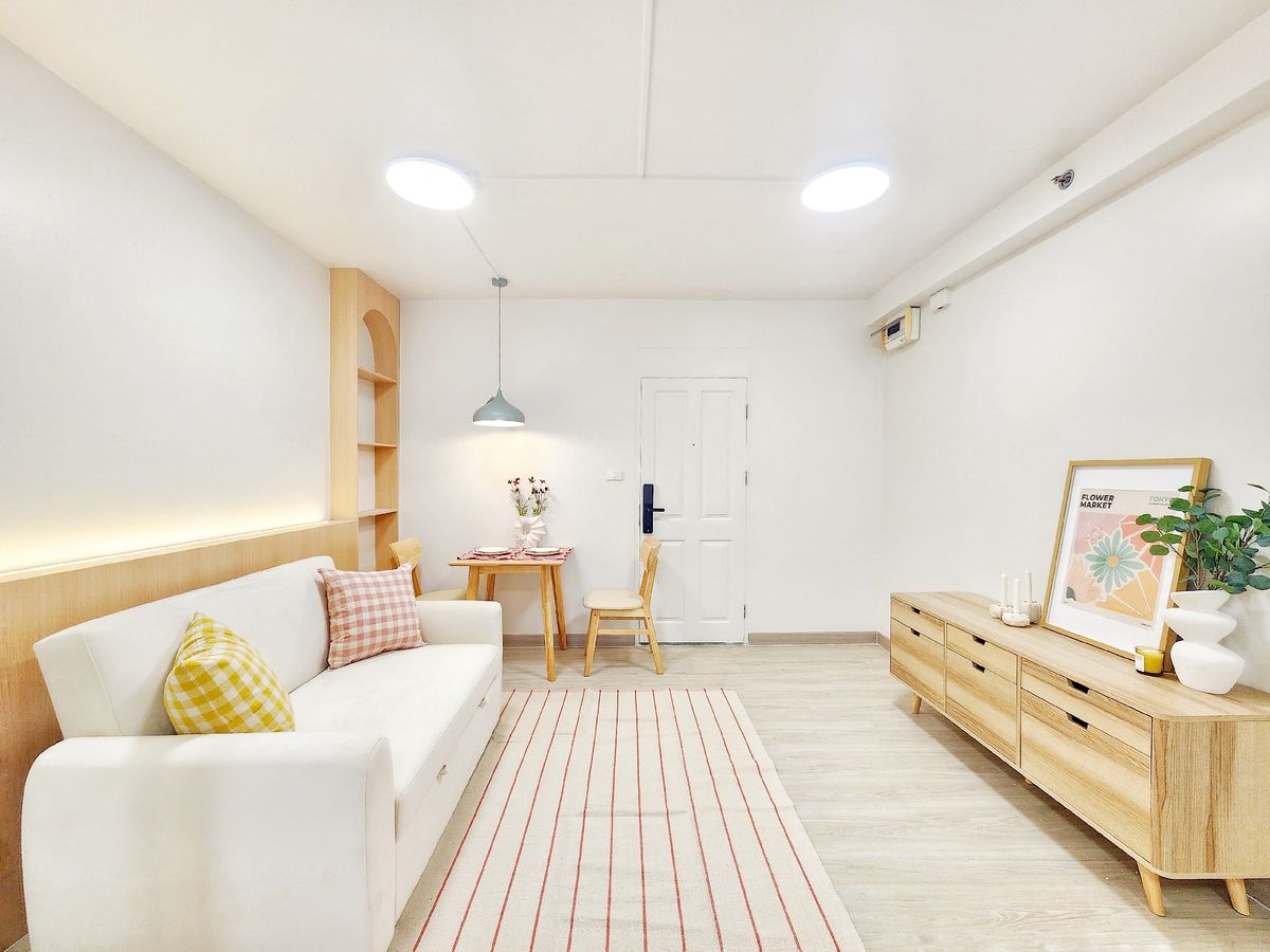 For SaleCondoPattanakan, Srinakarin : Srinakarin Zone Condo Light installments, starting at only 7,000 baht. Beautiful room, high view, middle price. The furniture is arranged in a hurry.