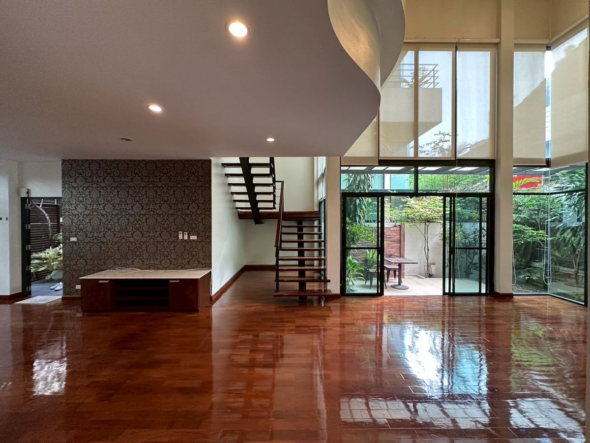 ให้เช่าทาวน์โฮมสุขุมวิท อโศก ทองหล่อ : 🏡 ให้เช่าบ้านหรู สุขุมวิท  3 ห้องนอนและห้องแม่บ้าน  พร้อมสระว่ายน้ำและฟิตเนสส่วนตัว ทำเลดี เข้าอยู่ได้ทันที