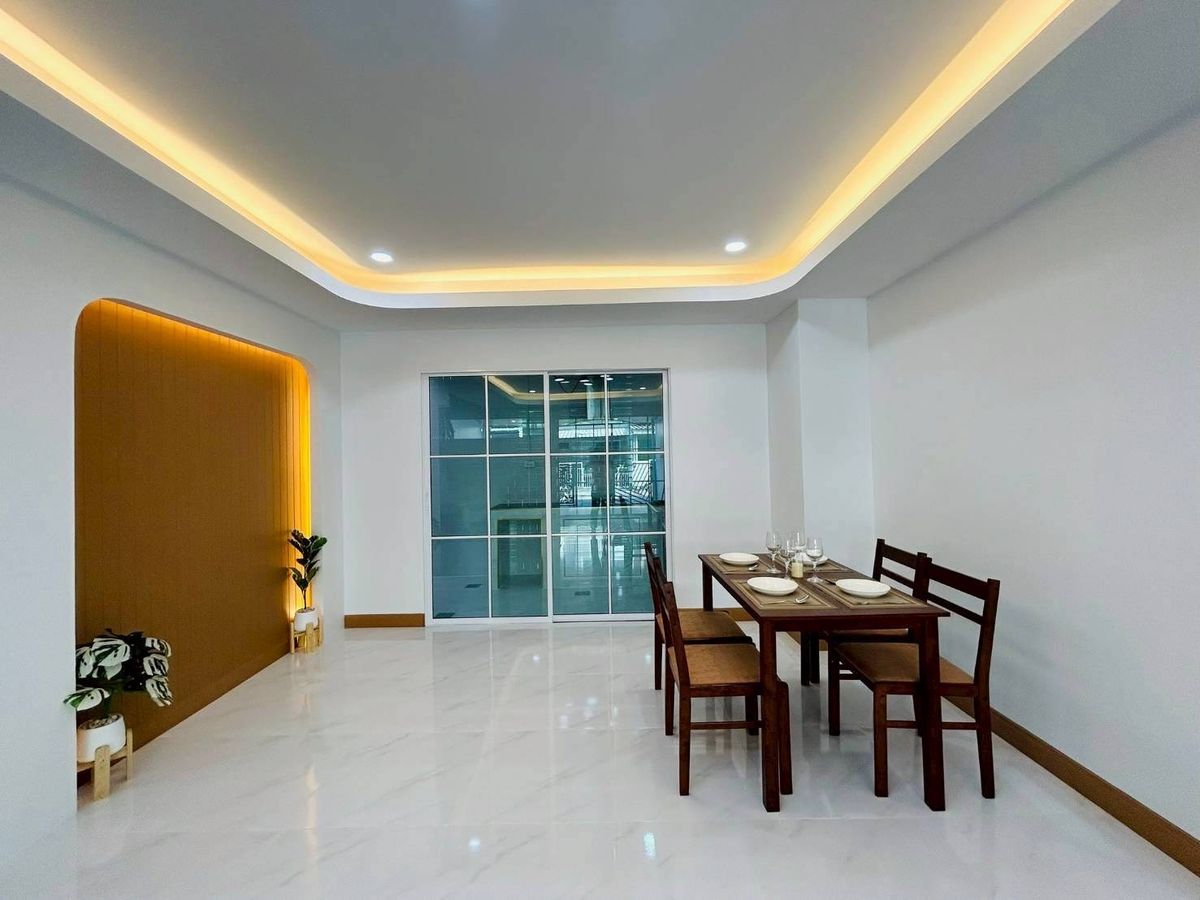 For SaleTownhomePathum Thani,Rangsit, Thammasat : For sale: 2-storey townhouse, The Trust Village, Kanchana Ring Road Townhouse, Lam Luk Ka, size 2, parking space inside the house, size 3 bedrooms and 2 bathrooms, width of the front of the house 6.50 meters, price only 2.19 million