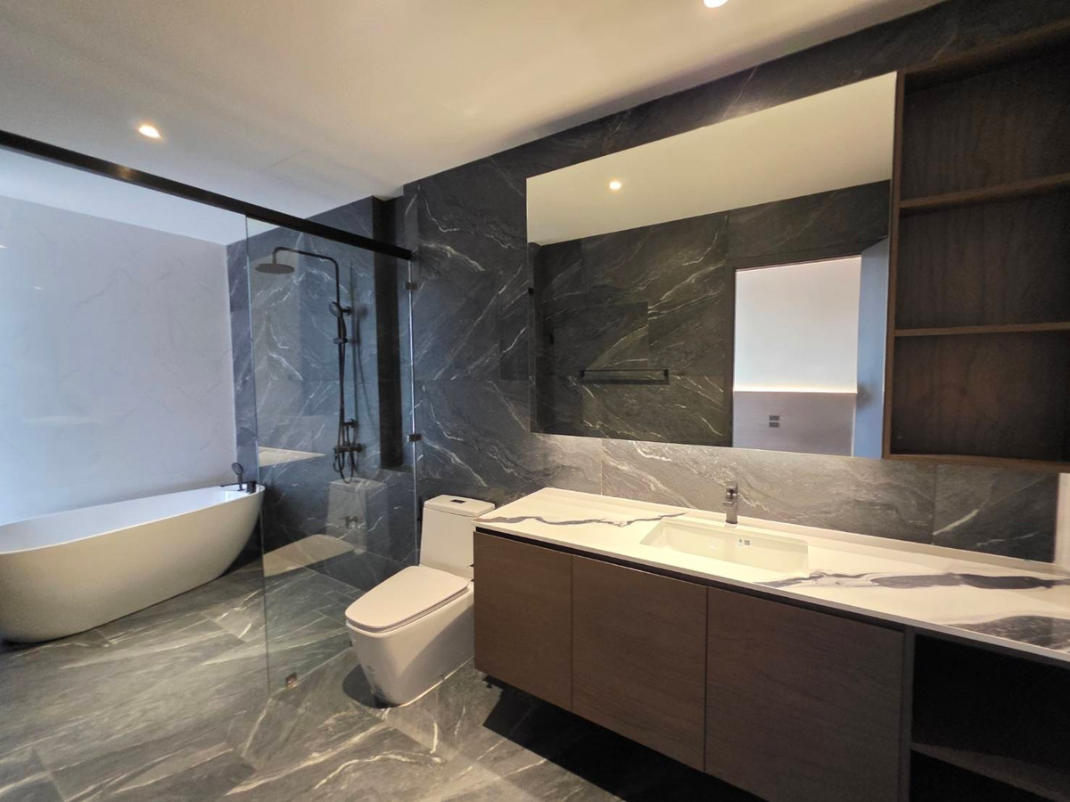 ขายบ้านพัฒนาการ ศรีนครินทร์ : Panya Village Pattanakarn 30: 211 sqwah  6bed 6 bath brandnew 138,000,000 Am: 0656199198