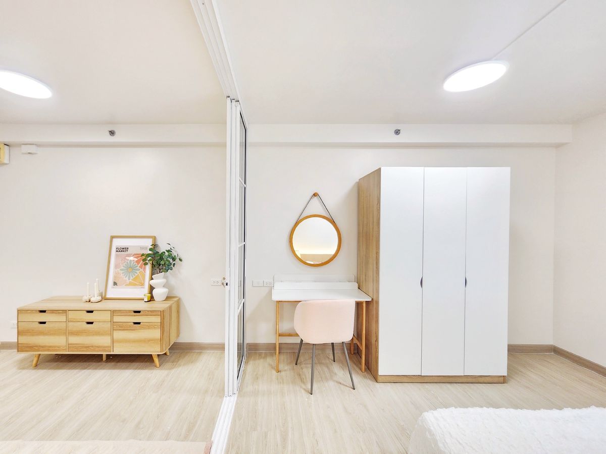 For SaleCondoPattanakan, Srinakarin : Srinakarin Zone Condo Light installments, starting at only 7,000 baht. Beautiful room, high view, middle price. The furniture is arranged in a hurry.