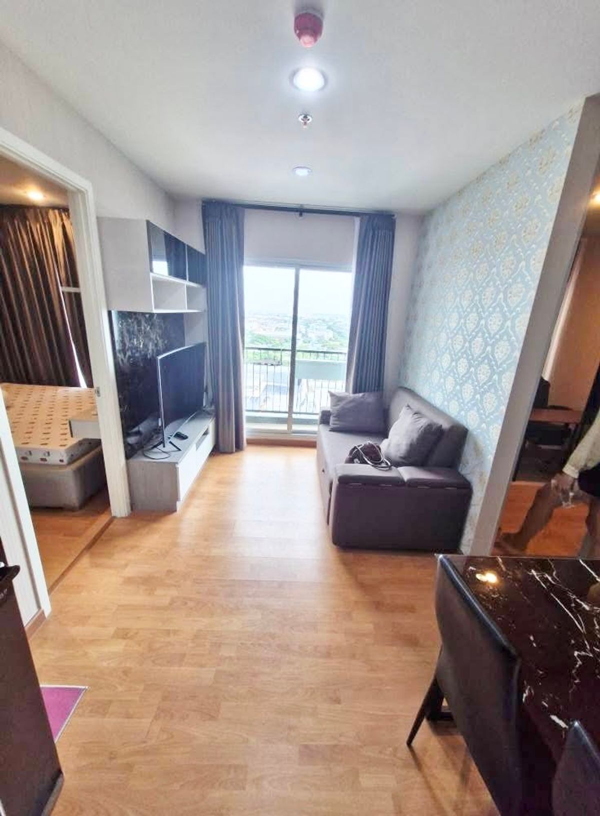 ให้เช่าคอนโดสมุทรปราการ สำโรง : เช่าคอนโด The President Sukhumvit-Samutprakarn ( One Bed Plus ) ห้องใหญ่ ใหม่ ตกแต่งวอลล์เปเปอร์ ไม่เคยปล่อยเช่า พร้อมเฟอร์นิเจอร์ เครื่องใช้ไฟฟ้าอย่างดี ลมดีมาก ติดห้างโรบินสัน คอนโดติดรถไฟฟ้า ติดตลาดแบล็คมาร์เก็ต ติดBTSแพรกษา / โทร 099-149-5164