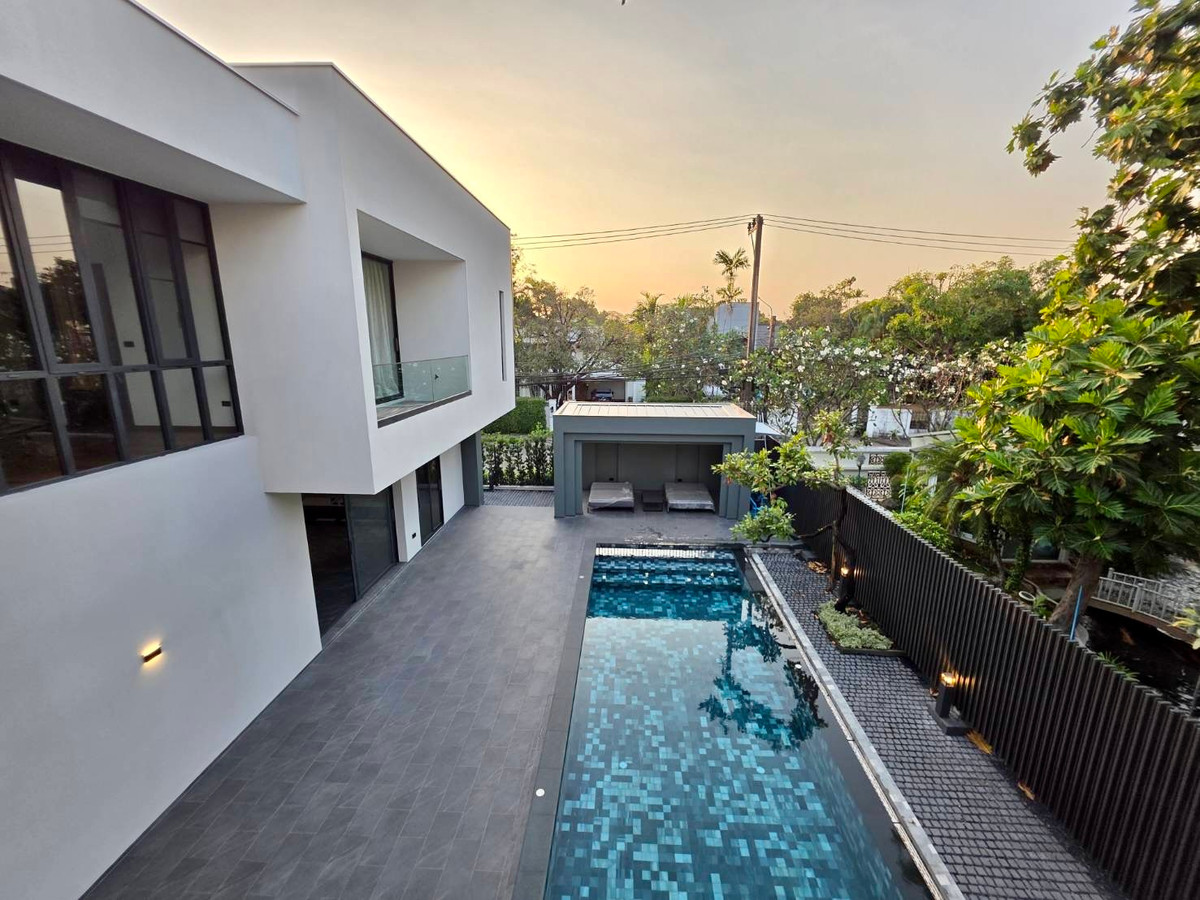 ขายบ้านพัฒนาการ ศรีนครินทร์ : Panya Village Pattanakarn 30: 211 sqwah  6bed 6 bath brandnew 138,000,000 Am: 0656199198