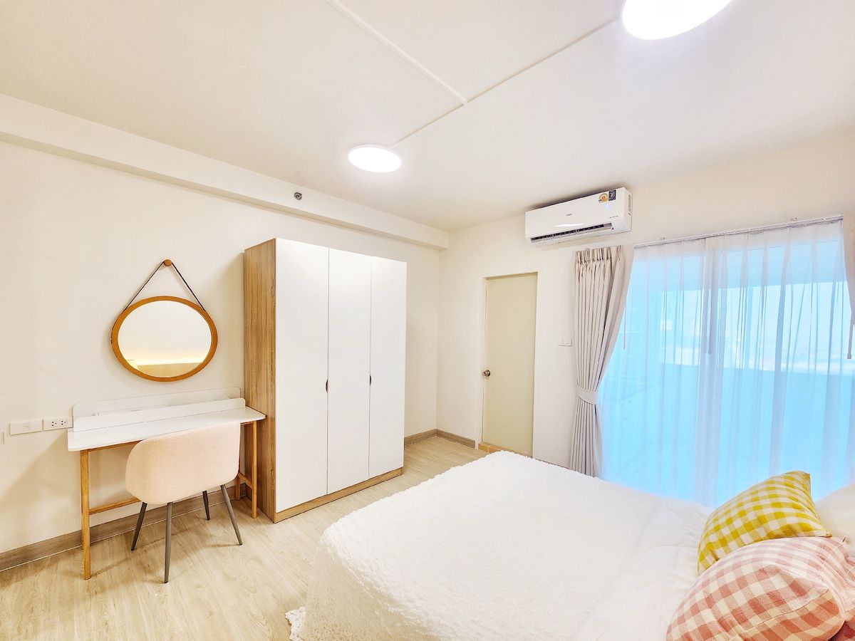 For SaleCondoPattanakan, Srinakarin : Srinakarin Zone Condo Light installments, starting at only 7,000 baht. Beautiful room, high view, middle price. The furniture is arranged in a hurry.