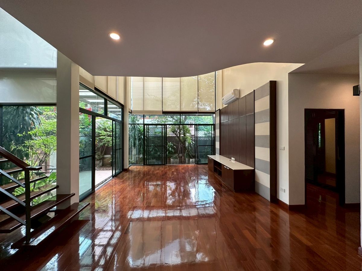 For RentTownhomeSukhumvit, Asoke, Thonglor : 🏡 Luxury House for Rent in Sukhumvit – 3 Bedrooms + Maid’s Room, Private Pool & Gym, Prime Location, Ready to Move In