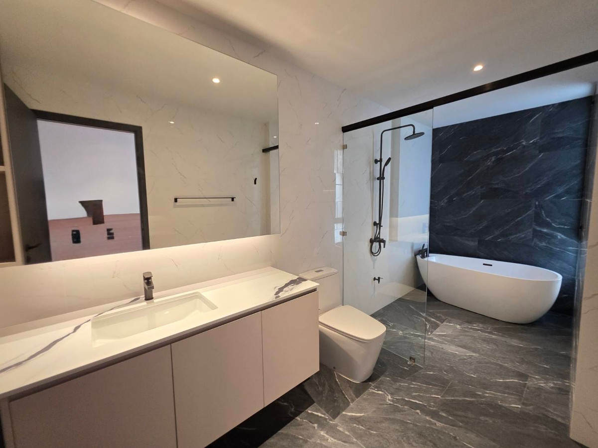 ขายบ้านพัฒนาการ ศรีนครินทร์ : Panya Village Pattanakarn 30: 211 sqwah  6bed 6 bath brandnew 138,000,000 Am: 0656199198