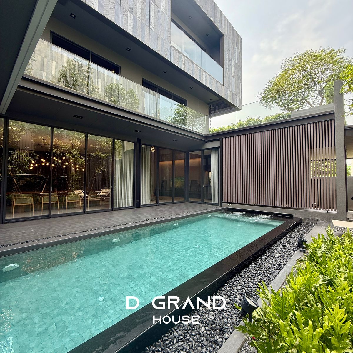 ขายบ้านเลียบทางด่วนรามอินทรา : บ้านหรู 3 ชั้น บนทำเลศักยภาพ ใจกลางนาคนิวาส ใกล้ Central Eastville บ้านใหม่ มือหนึ่ง ที่เจ้าของเป็น สถาปนิก ลงมือออกแบบเอง 