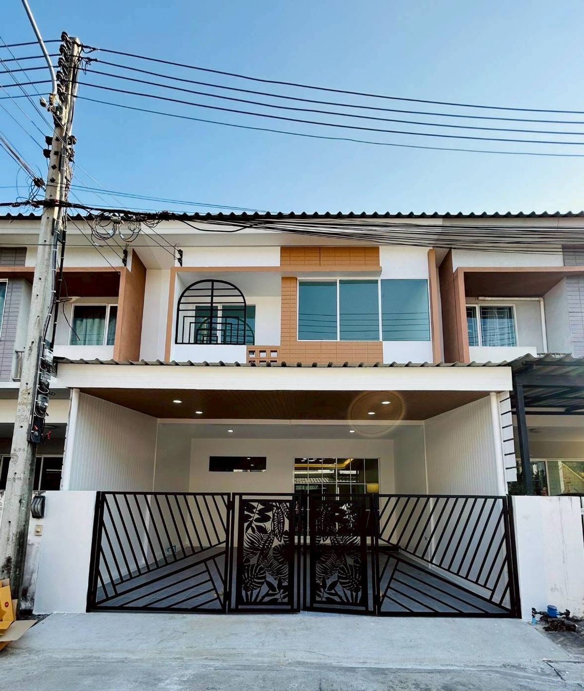 For SaleTownhomePathum Thani,Rangsit, Thammasat : For sale: 2-storey townhouse, The Trust Village, Kanchana Ring Road Townhouse, Lam Luk Ka, size 2, parking space inside the house, size 3 bedrooms and 2 bathrooms, width of the front of the house 6.50 meters, price only 2.19 million