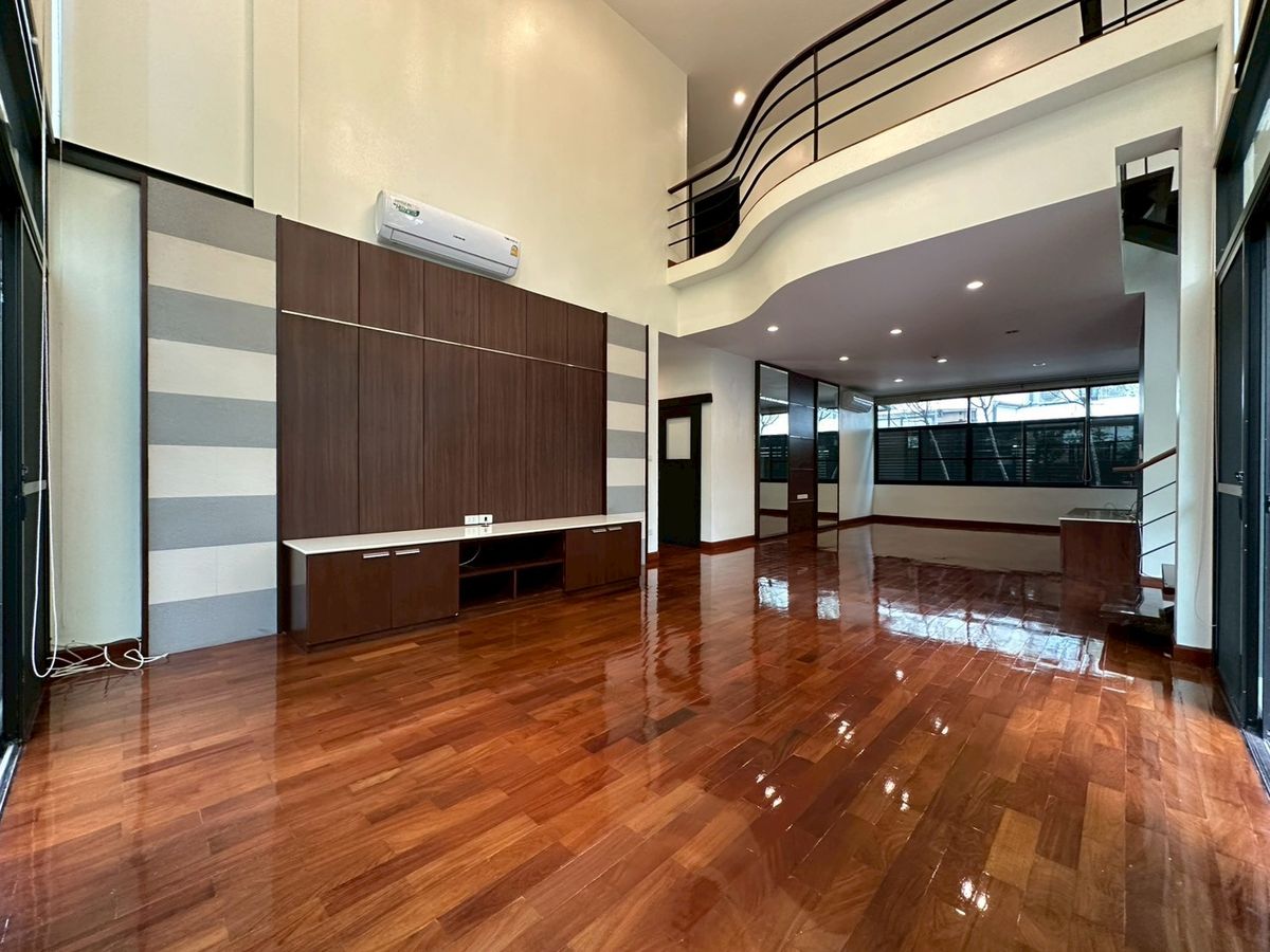 For RentTownhomeSukhumvit, Asoke, Thonglor : 🏡 Luxury House for Rent in Sukhumvit – 3 Bedrooms + Maid’s Room, Private Pool & Gym, Prime Location, Ready to Move In