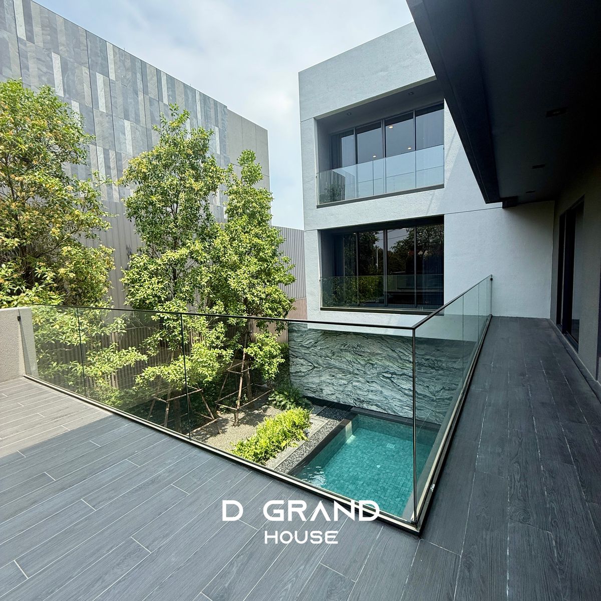 ขายบ้านเลียบทางด่วนรามอินทรา : บ้านหรู 3 ชั้น บนทำเลศักยภาพ ใจกลางนาคนิวาส ใกล้ Central Eastville บ้านใหม่ มือหนึ่ง ที่เจ้าของเป็น สถาปนิก ลงมือออกแบบเอง 