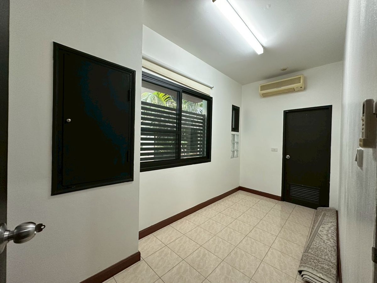 For RentTownhomeSukhumvit, Asoke, Thonglor : 🏡 Luxury House for Rent in Sukhumvit – 3 Bedrooms + Maid’s Room, Private Pool & Gym, Prime Location, Ready to Move In