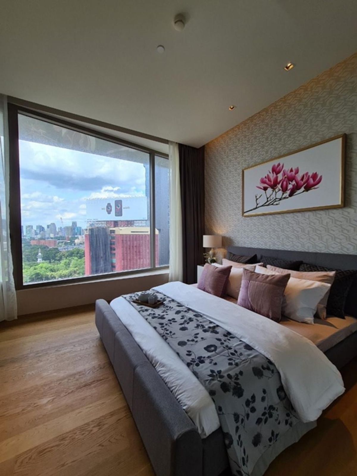 For SaleCondoSilom, Saladaeng, Bangrak : 📢👇 Good investment with tenant until August 2026, rental Income: 140,000 baht Luxury residence with stunning Lumpini Park view! Premium location in the heart of Bangkok.