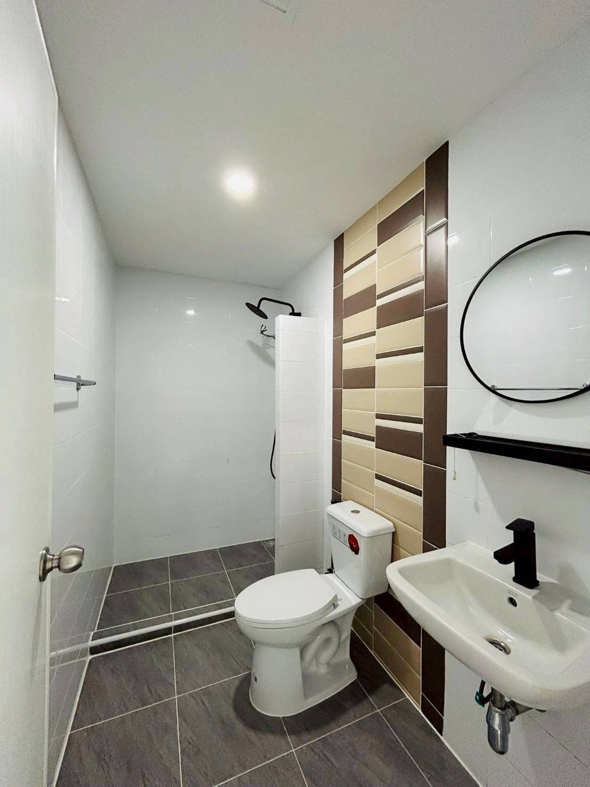 For SaleTownhomePathum Thani,Rangsit, Thammasat : For sale: 2-storey townhouse, The Trust Village, Kanchana Ring Road Townhouse, Lam Luk Ka, size 2, parking space inside the house, size 3 bedrooms and 2 bathrooms, width of the front of the house 6.50 meters, price only 2.19 million