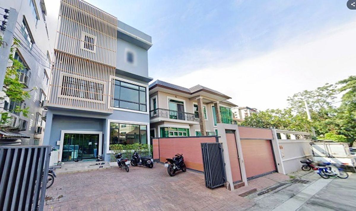 For RentOfficeNana, North Nana,Sukhumvit13, Soi Nana : There is an elevator in BTS Phra Khanong 900. Rent a 3 -story home office. Sukhumvit 71 Pridi Phanom Yong, St. Andrew International School, 1.2 km.