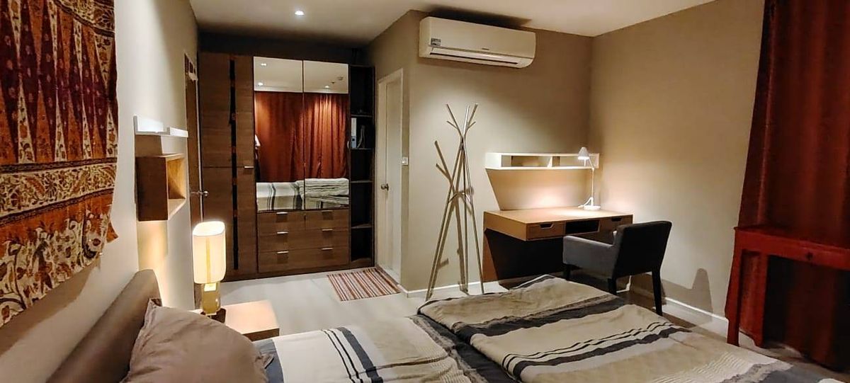 For RentCondoOnnut, Udomsuk : Condo for rent, corner room, east and above 5 windows. There is a 24th floor balcony. Size 64.59 sqm. 2 bedrooms, 2 bathrooms, a wide living room. Complete, luxurious, ready to stay