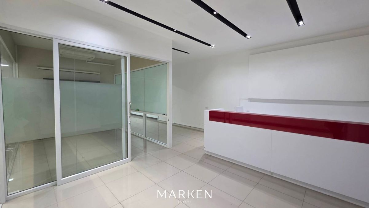 For RentOfficeRatchadapisek, Huaikwang, Suttisan : For Rent: Office Space, Partially Furnished with Meeting Room in Ratchadapisek, Spacious Parking, Near MRT