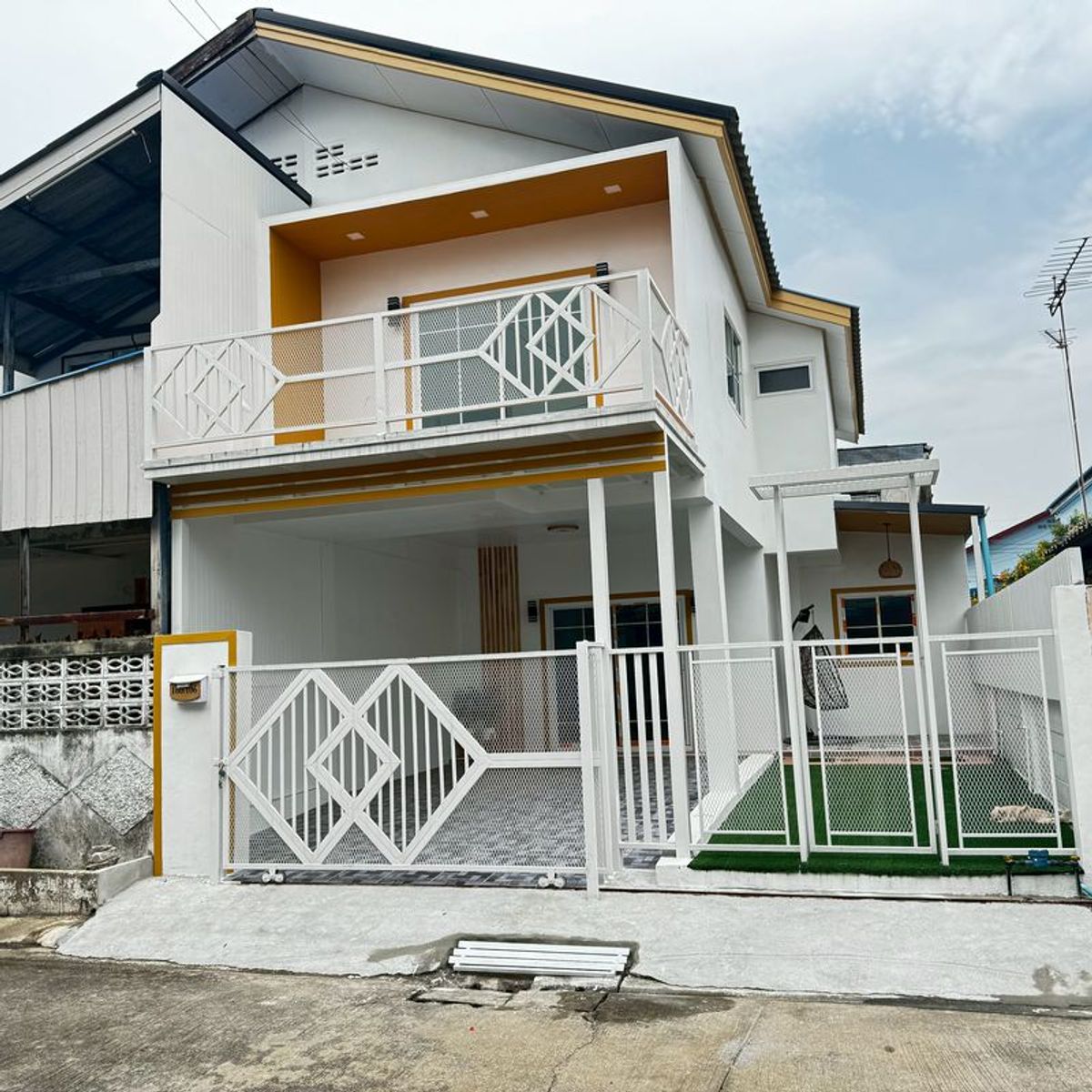 For RentBang kae, Phetkasem : Rent a newly renovated twin house. Kwan Hansa Village 3-4 Twin House
