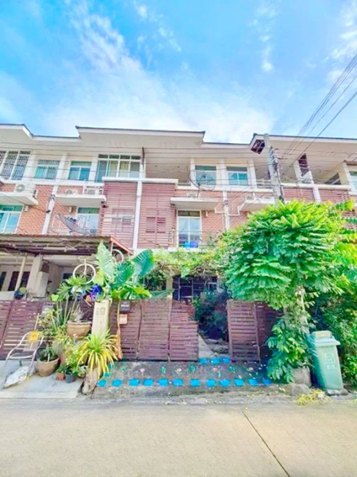 For RentTownhomeThaphra, Talat Phlu, Wutthakat : MRT Phasi Charoen 2.2 km for rent, 3 floors, 220 sq.m., Big C Kanlapaphruek 300 m. 18 sq.w., shady atmosphere, 3 bedrooms, 4 water, Holland market 1.6 km.
