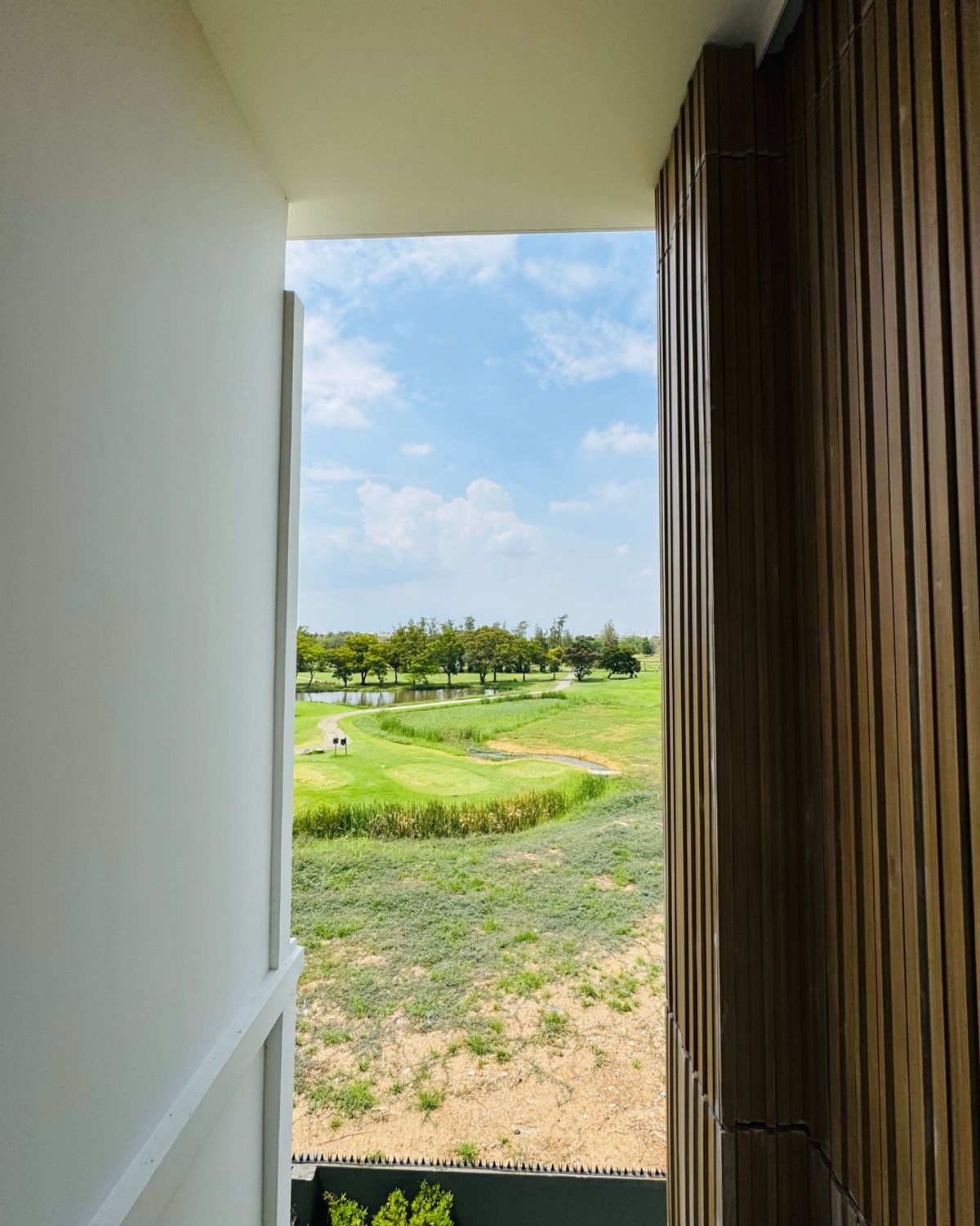 ขายบ้านพัฒนาการ ศรีนครินทร์ : วีเว่ พระราม9 บ้านแปลงสวยติดสนามกอล์ฟพร้อมวิวสระ เพียงไม่กี่ก้าวถึง Wellington college