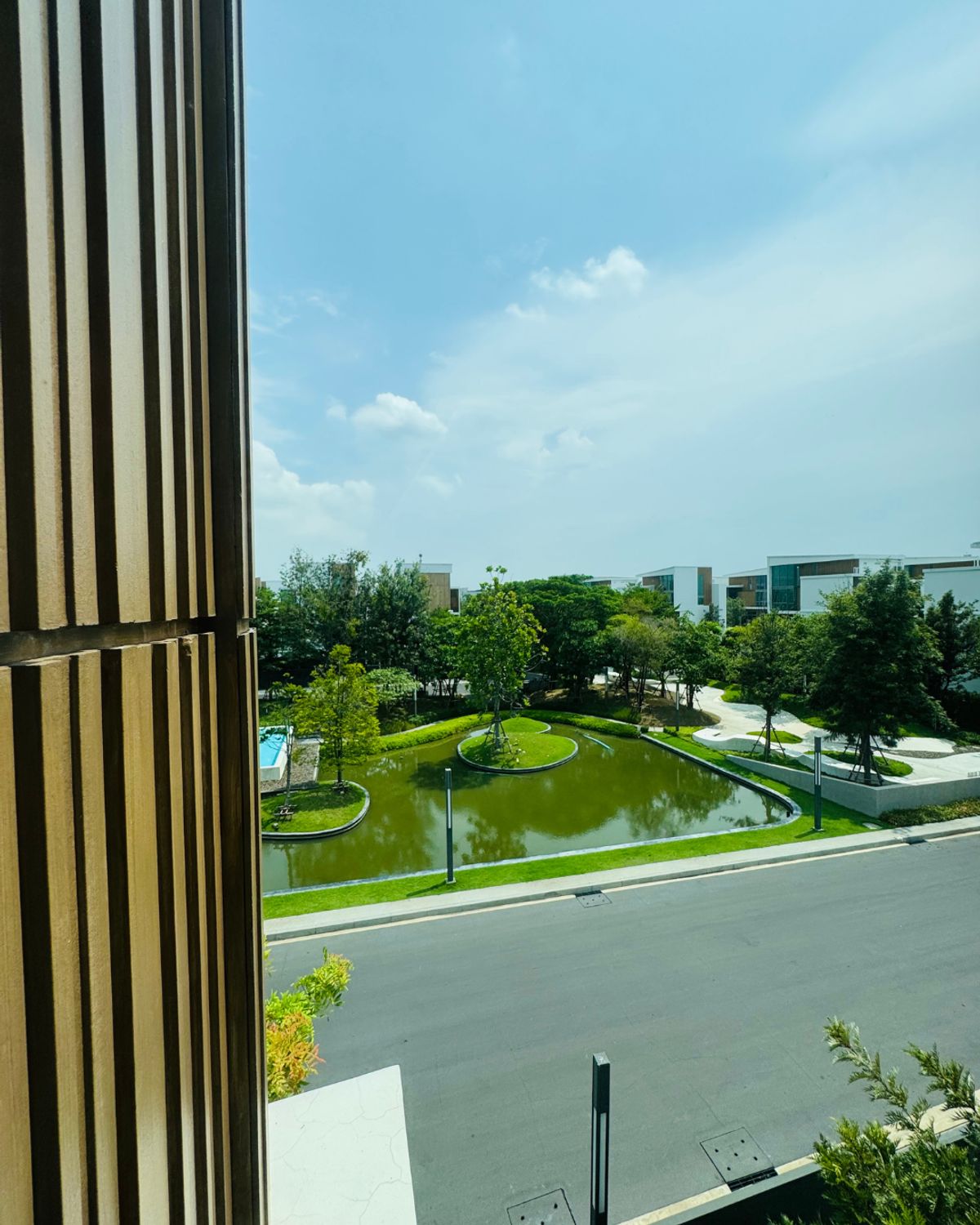 ขายบ้านพัฒนาการ ศรีนครินทร์ : วีเว่ พระราม9 บ้านแปลงสวยติดสนามกอล์ฟพร้อมวิวสระ เพียงไม่กี่ก้าวถึง Wellington college