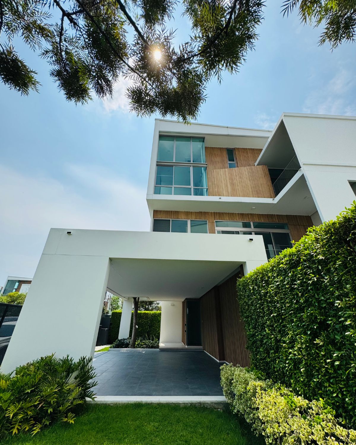 ขายบ้านพัฒนาการ ศรีนครินทร์ : วีเว่ พระราม9 บ้านแปลงสวยติดสนามกอล์ฟพร้อมวิวสระ เพียงไม่กี่ก้าวถึง Wellington college