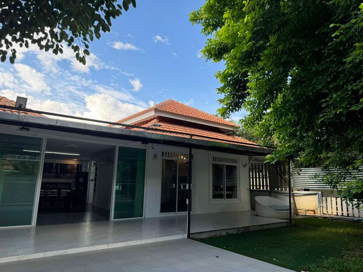 For SaleHouseChiang Mai : Selling very cheap !! 3 houses to fill the area on the land 100 sq.w., good location, San Kamphaeng District, Chiang Mai Province, near the San Kamphaeng Hospital