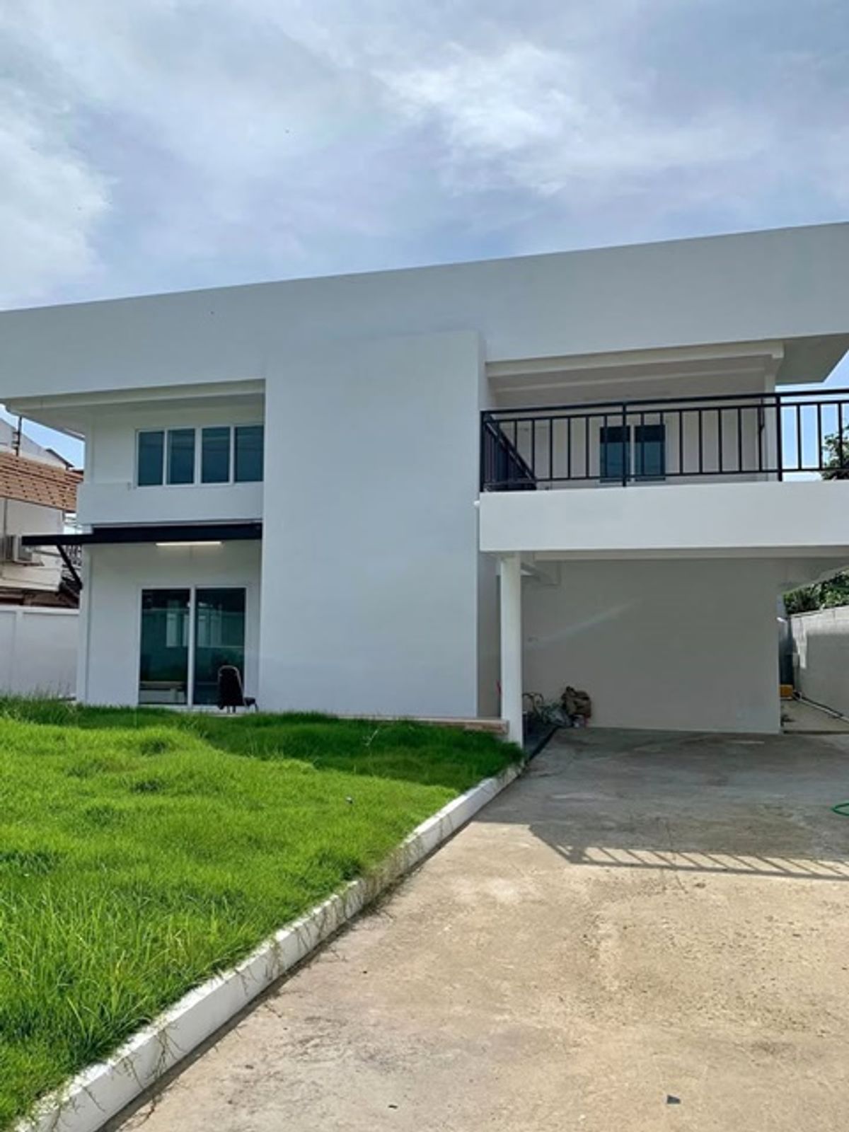 For RentHouseOnnut, Udomsuk : Airport Link Hua Mak 1.7 km. Phatthanakan Road 55-63 For rent, 2 -story house, 5 bedrooms, area 115 square wah