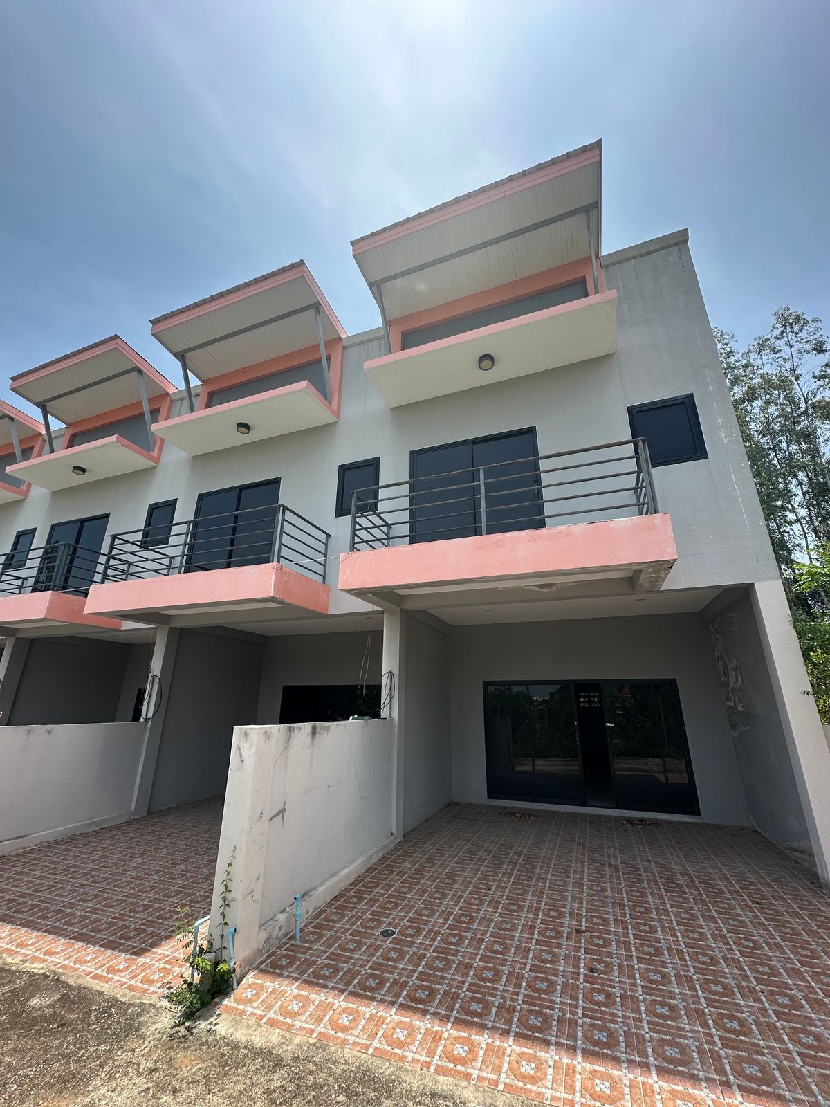TownhomeHuahin, Prachuap Khiri Khan, Pran Buri : Selling 3 townhomes near BigC Market Hua Hin, only 2 million baht per community.
