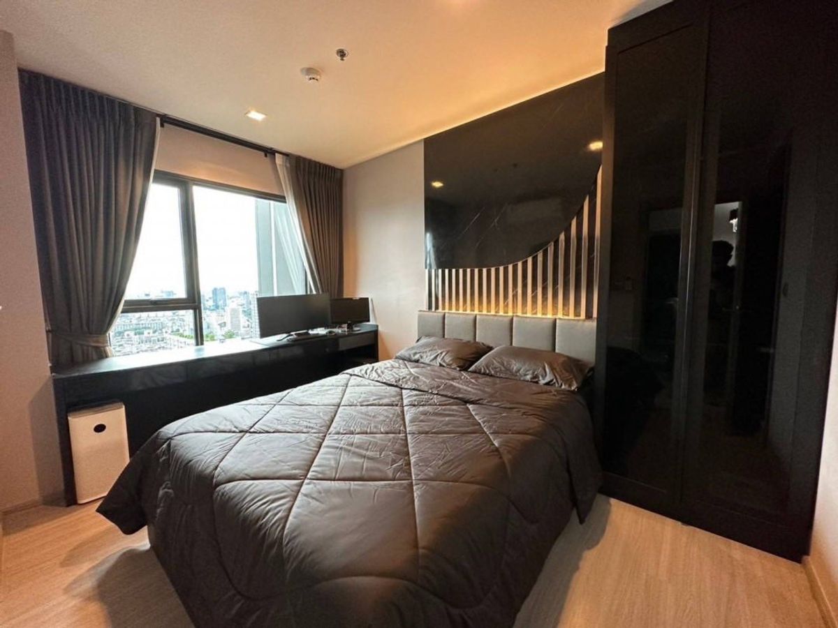 For RentCondoRama9, Petchburi, RCA : Rental Rental Project: Life Asoke Rama9 2 Bedroom Floor: 39 (Beautiful View/Beautiful room) Room Size: 46.5 SQ.M Room Type: 2 Bedroom (2 Bed 1 Bath) Closed price 37,000 baht/month - BUILT in all rooms with JAZ SOFA and beautiful views.