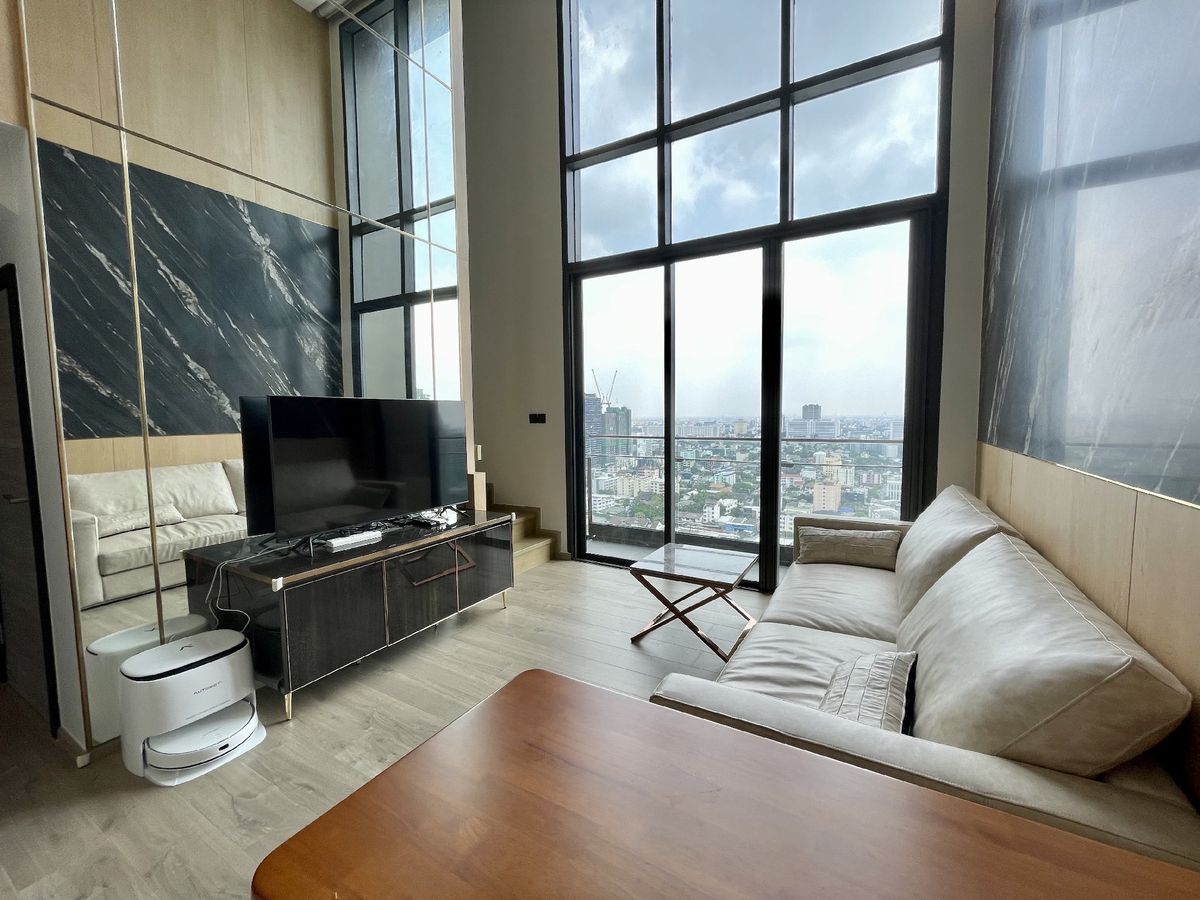 ขายคอนโดลาดพร้าว เซ็นทรัลลาดพร้าว : Rare Duplex Unit; 2 beds 2 baths + 1 working room (Private position)