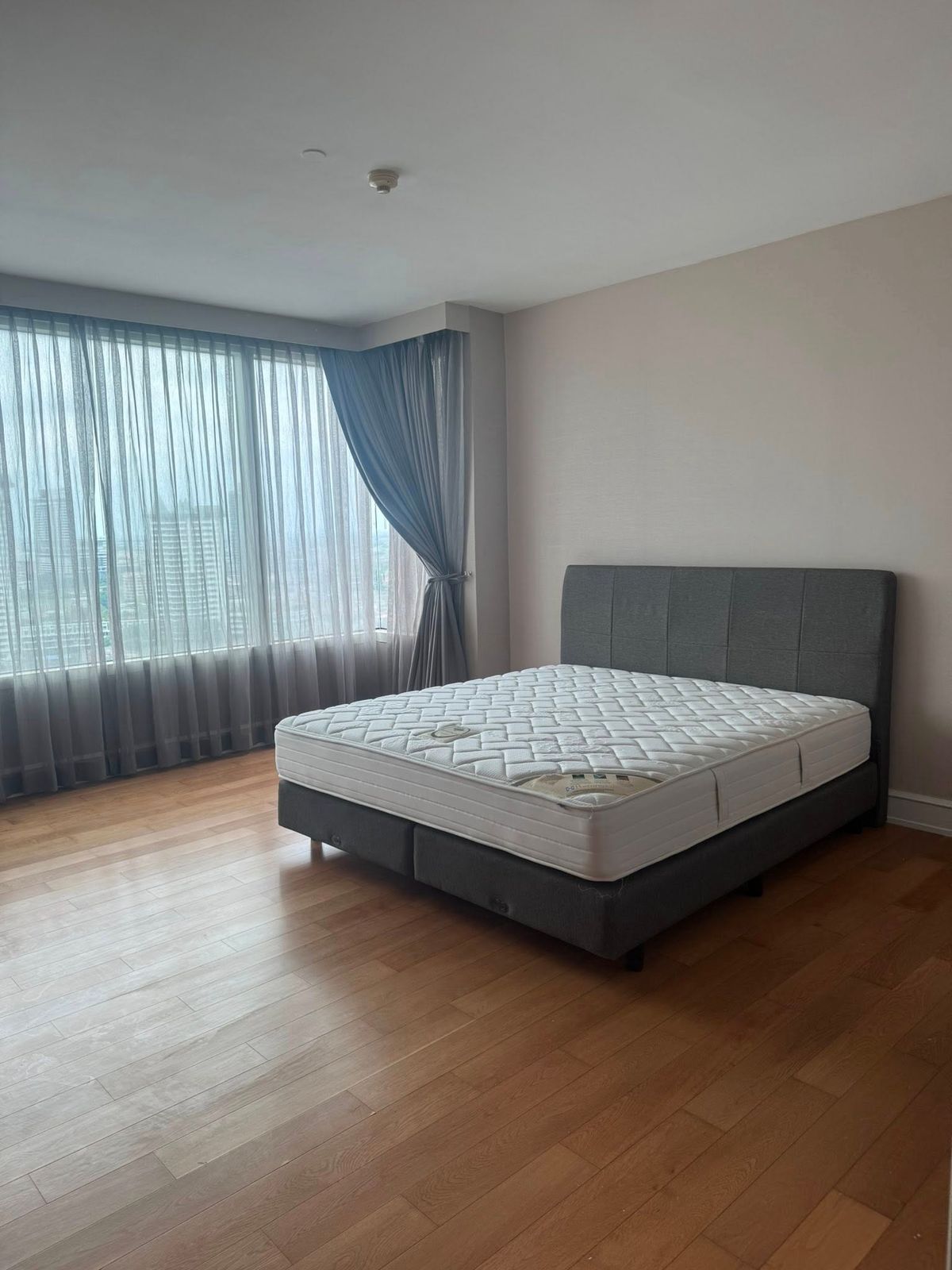 For RentCondoWongwianyai, Charoennakor : For Rent & GT; & GT; Watermark Chaopraya River & GT; & GT; Size 144 sqm, 3 bedrooms, 4 bathrooms, 20th floor, Building B, River view, near BTS, Saphan Taksin/Krung Thon Buri #LV-MO1852