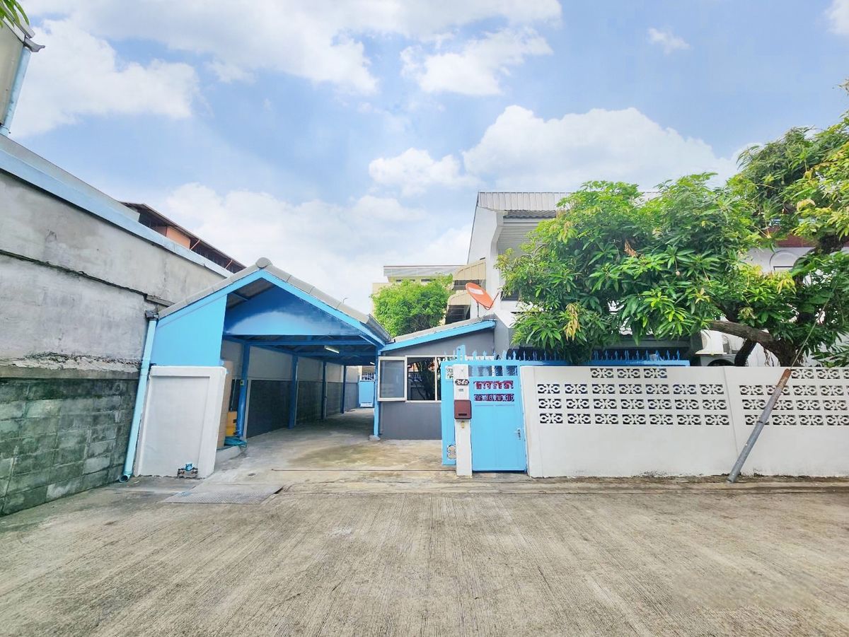 ขายบ้านโชคชัย4 ลาดพร้าว71 : ขายบ้านเดี่ยว 2 ชั้น หลังริม ลาดพร้าว 87 โครงสร้างแข็งแรง ห่างจากถนนใหญ่ เพียง 750 เมตร(JKTW96)​