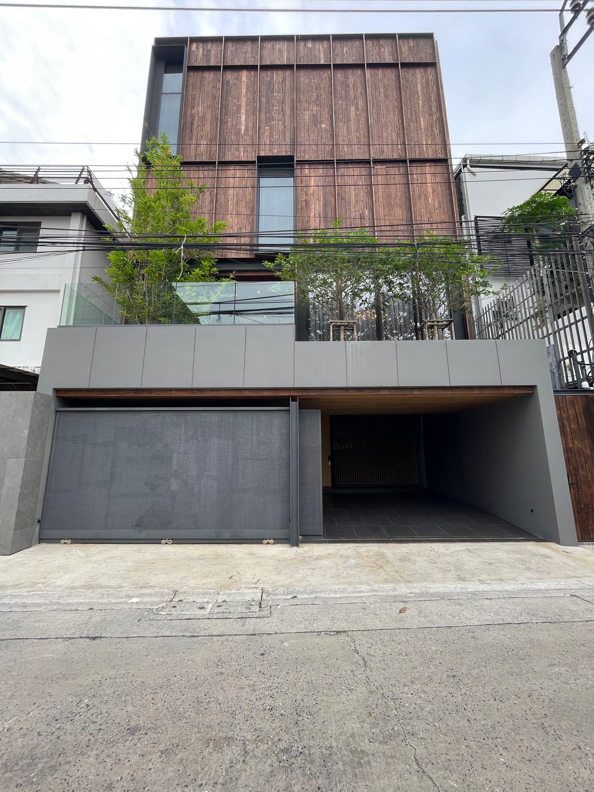 ขายบ้านวิภาวดี ดอนเมือง หลักสี่ : บ้านเดี่ยวหรู Vida แบบ Pool Villa เจีย พูล เรสซิเดนซ์ 4 ชั้น พื้นที่ใช้สอย 716 ตร.ม. 4 ห้องนอน 5 ห้องน้ำ 4 ที่จอดรถ ตกแต่งครบพร้อมเฟอร์นิเจอร์และเครื่องใช้ไฟฟ้า พร้อมสระว่ายน้ำและลิฟต์ส่วนตัว ใกล้ รร.นานาชาติ Harrow และสนามบินดอนเมือง