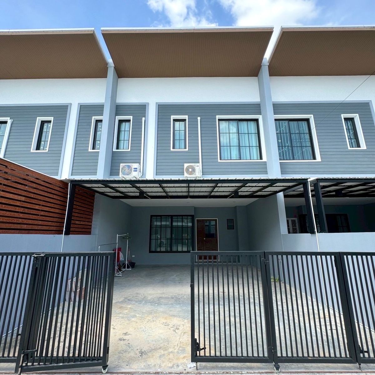 ให้เช่าบ้านพัทยา บางแสน ชลบุรี สัตหีบ : 🏠 For Rent : HIGH LIVING 7 (หมู่บ้าน ไฮท์ ลิฟวิ่ง7) ✨‼️
🚆 ใกล้ อมตะ ชลบุรี
ปล่อยเช่า ทาวน์โฮมใหม่ไม่เคยเข้าอยู่✅